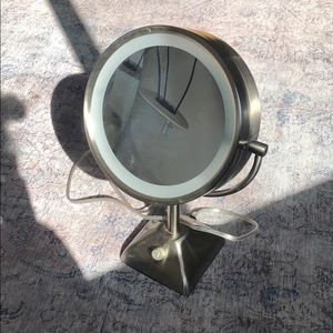 Light up vanity mirror